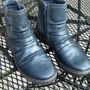 Clarks Sz 7 Ankle Boots